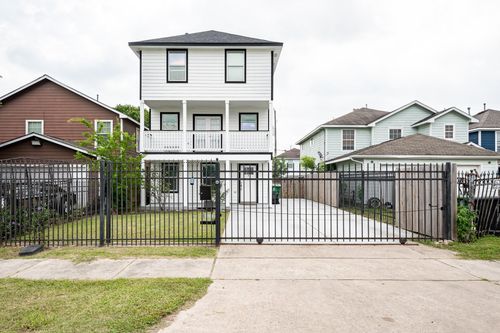 9026 Mcgallion Rd, Houston, TX, 77022-2752 | Card Image