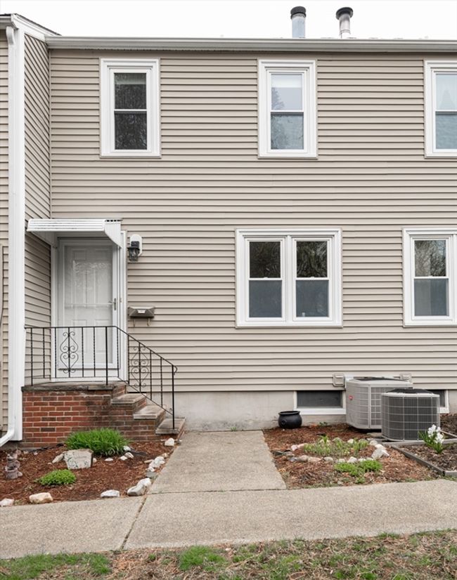 E - 63 Proctor St, Condo with 2 bedrooms, 2 bathrooms and 1 parking in Salem MA | Image 4