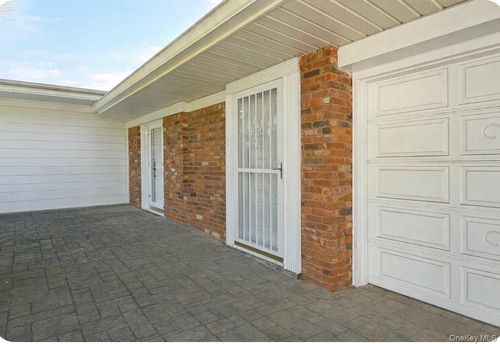 22 Pioneer Blvd, Huntingtn Sta, NY, 11746-4424 | Card Image