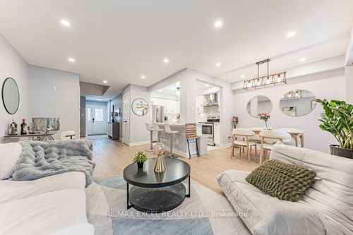 15 Knightsbridge Way, Markham, ON, L3P3W4 | Card Image