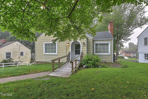 1852 Oakwood Dr, Kingsport, TN, 37664-3117 | Card Image