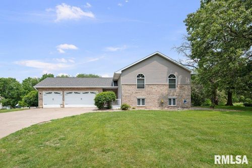 211 Eagle Ridge Rd, Muscatine, IA, 52761-5365 | Card Image