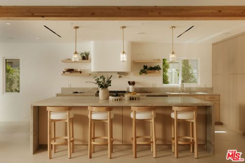 880 Teakwood Rd, LOS ANGELES, CA, 90049-1330 | Card Image