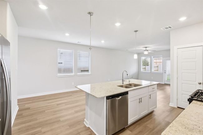 6717 Chinapkin Oak Ln, House other with 3 bedrooms, 2 bathrooms and 2 parking in Conroe TX | Image 4