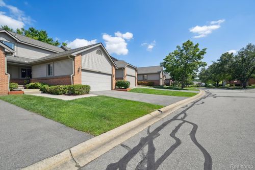 999 Hickory Dr, Brighton, MI, 48116-2414 | Card Image