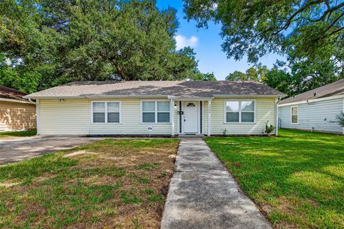 1004 S Shepherd Dr, Baytown, TX, 77520-5841 | Card Image