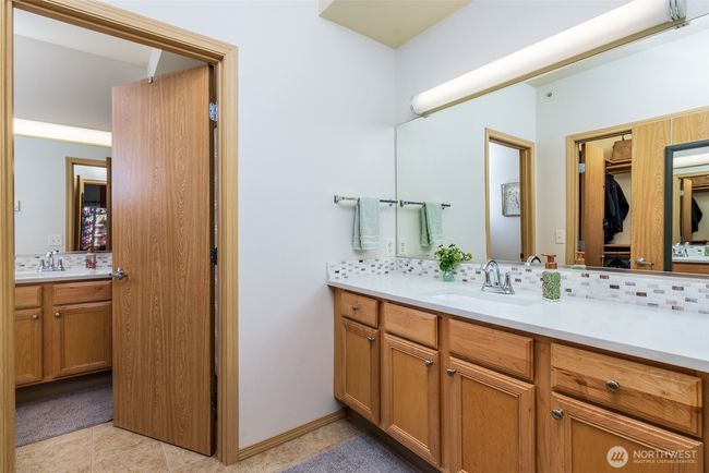 bedroom/vanity | Image 6