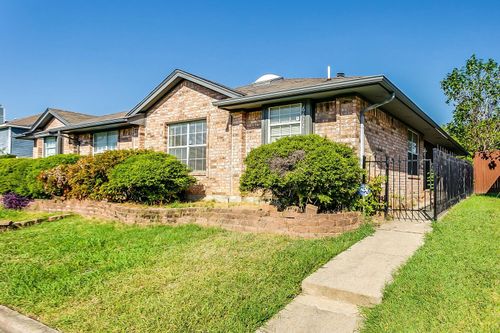 6422 Valleybrooke Ct, Arlington, TX, 76001-8300 | Card Image