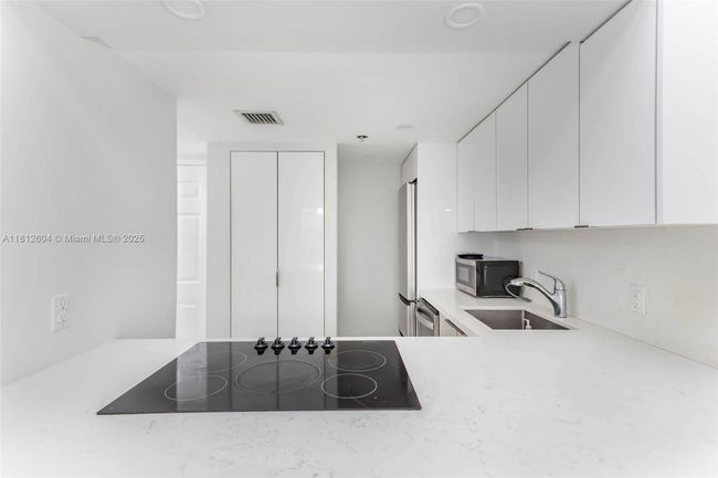 APT-1809 - 540 Brickell Key Dr, Condo with 1 bedrooms, 2 bathrooms and null parking in Miami FL | Image 13