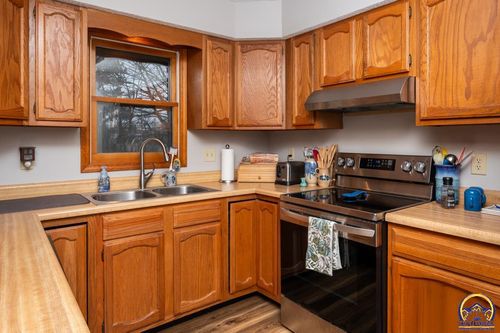 5572 Sw Stonegate Ct, Topeka, KS, 66606-2396 | Card Image