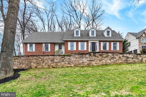 106 W Crestlyn Dr, YORK, PA, 17402-5072 | Card Image