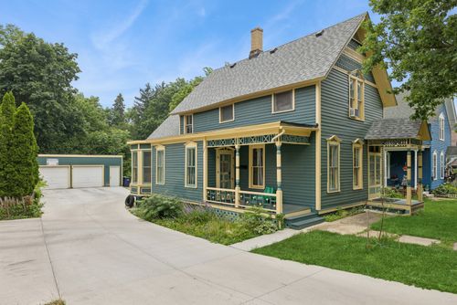 16 N Gifford St, ELGIN, IL, 60120-5622 | Card Image