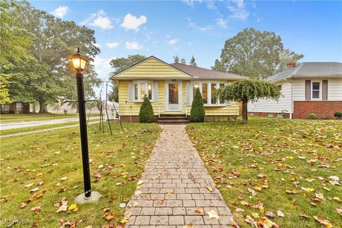 11770 Barrington Blvd, Parma Heights, OH, 44130-4252 | Card Image