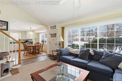 20426 Maplewood St, Livonia, MI, 48152-2049 | Card Image