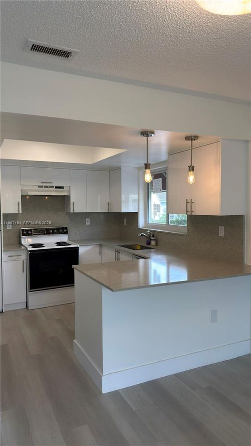201-19-11163 Nw 7th St, Miami, FL, 33172-7614 | Card Image