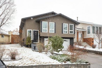 23 Berwick Cres Nw, House detached with 4 bedrooms, 3 bathrooms and 2 parking in Calgary AB | Image 3