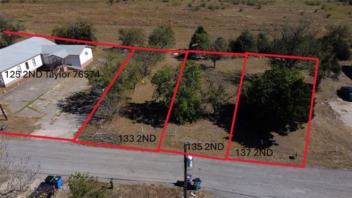 135 2nd Ave, Taylor, TX, 76574-4404 | Card Image