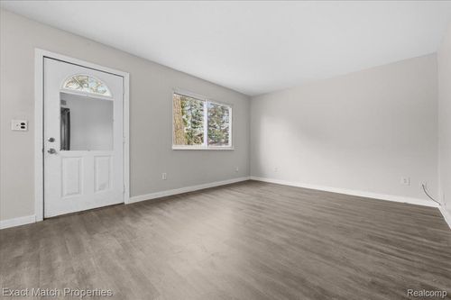 674 Parkwood Ave, Pontiac, MI, 48340-3025 | Card Image