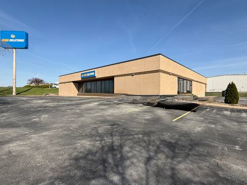 110 E 50th St, Davenport, IA, 52806-3947 | Card Image