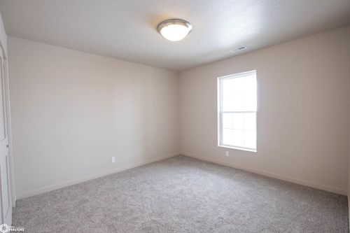 1011 E Southridge Rd, Marshalltown, IA, 50158 | Card Image