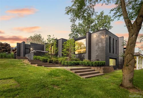 3467 Sutton Pl, Bloomfield Hills, MI, 48301-2048 | Card Image