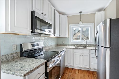 2-427 Spring St, Newport, RI, 02840-6883 | Card Image