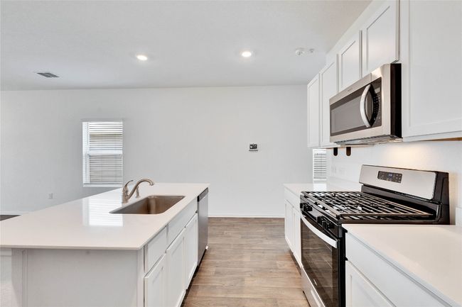 12305 Bulldogger Bnd, House other with 4 bedrooms, 3 bathrooms and 4 parking in Mustang Ridge TX | Image 6