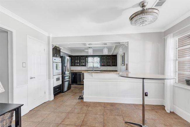 Open kitchen and breakfast area. | Image 21