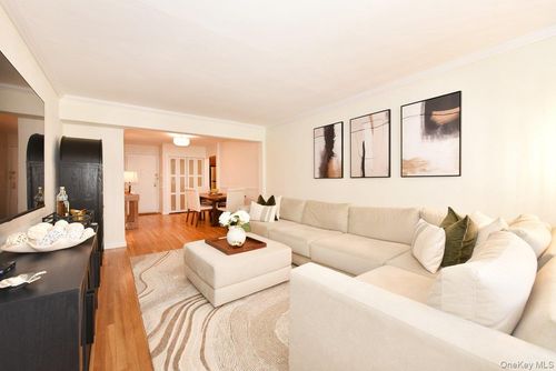 2o-1 Birchwood Ct, Mineola, NY, 11501-4537 | Card Image