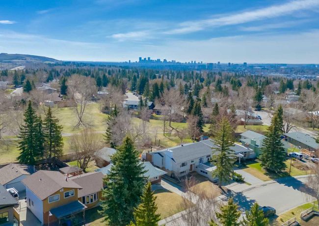 203 Dalhurst Way Nw, Home with 4 bedrooms, 1 bathrooms and 5 parking in Calgary AB | Image 40