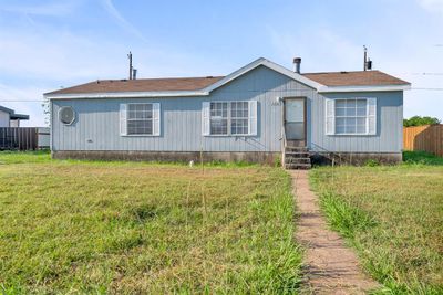 Manufactured / mobile home with a front yard | Image 1