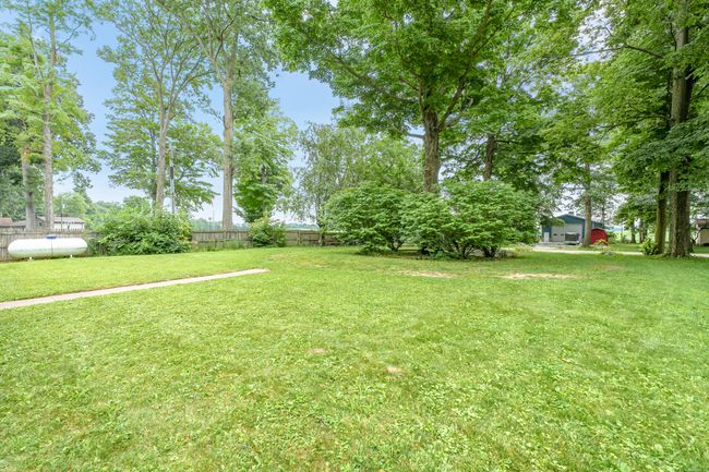 Large front yard | Image 38