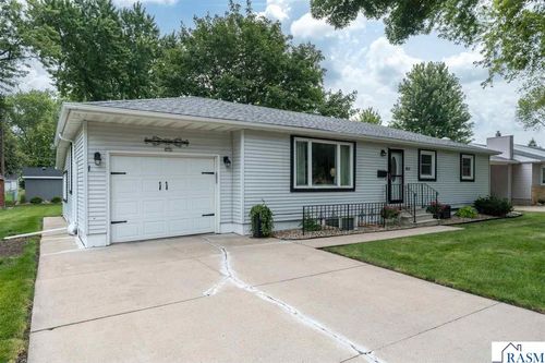 911 Pfau Street, Mankato, MN, 56001 | Card Image