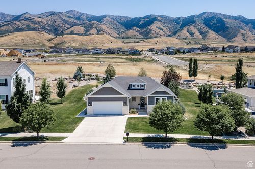 84 N 820 E, Hyde Park, UT, 84318-3924 | Card Image