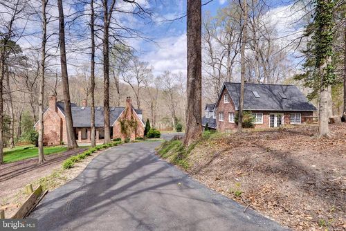 132 Little John Rd, Williamsburg, VA, 23185-4908 | Card Image