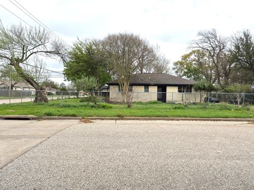 2418 28th Ave N, Texas City, TX, 77590-3911 | Card Image