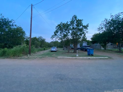 415 E Kinsel St, Dilley, TX, 78017-3646 | Card Image
