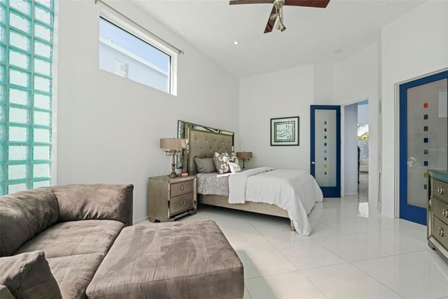 The huge private owner's suite | Image 15