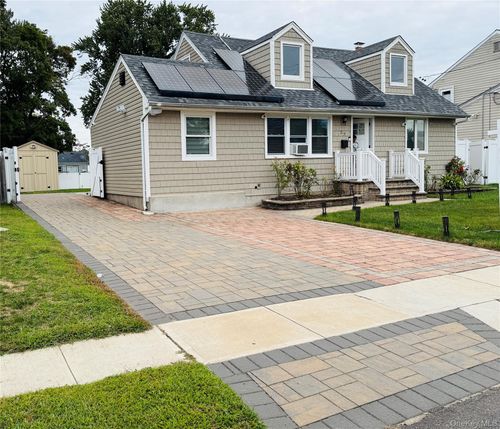 27 Central Ave, North Babylon, NY, 11703-1701 | Card Image