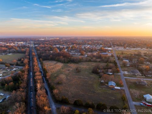 1 N Pierce Ave, Wagoner, OK, 74467 | Card Image