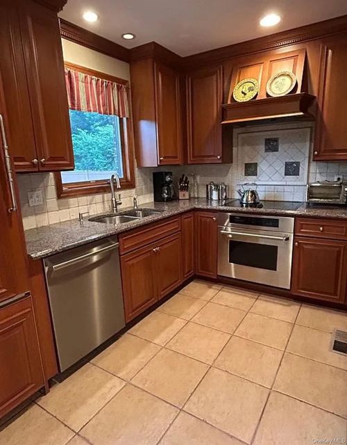 396 Chestnut Ave, East Meadow, NY, 11554-2850 | Card Image