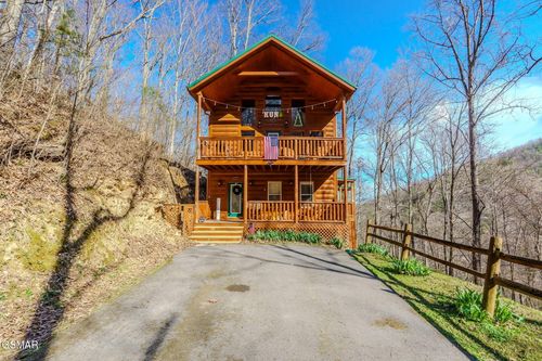 3538 Wolf Way, Sevierville, TN, 37862-2404 | Card Image