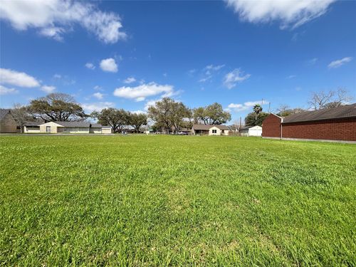 305 Mayfair Cir, Wharton, TX, 77488-3257 | Card Image