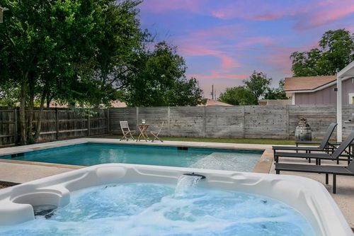 915 Bell St, Fredericksburg, TX, 78624-4751 | Card Image