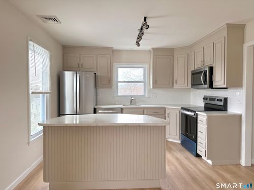 2-194 High Ridge Ave, Ridgefield, CT, 06877-4427 | Card Image