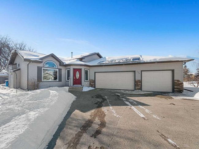 130 Mountainview Gate, Home with 3 bedrooms, 3 bathrooms and 6 parking in Carstairs AB | Image 1