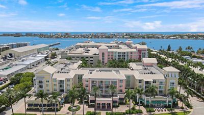 PH12 - 804 E Windward Way, Condo with 3 bedrooms, 2 bathrooms and null parking in Lantana FL | Image 1