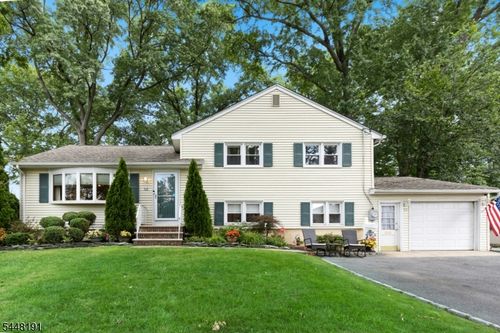 52 Grand St, Clark, NJ, 07066-1831 | Card Image