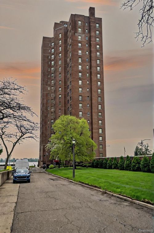 16a-8162 E Jefferson Ave, Detroit, MI, 48214-2611 | Card Image