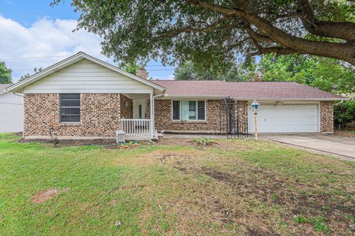 9005 Glenn Dr, White Settlement, TX, 76108-1409 | Card Image